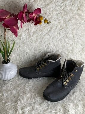 TOMS WOMENS GRAY ANKLE BOOTS~SIZE 8.5!